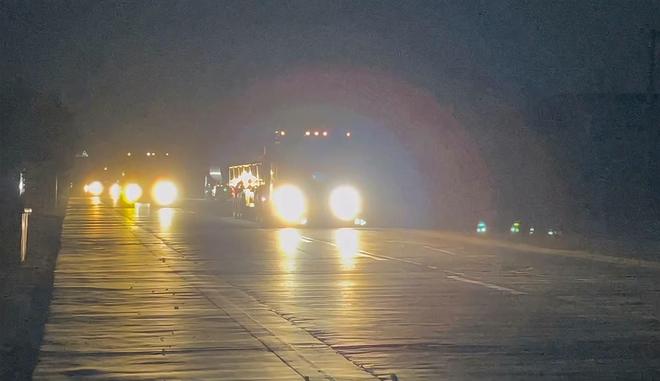 夜晚跑国道大货车几乎不关远光原因让人后背发凉！